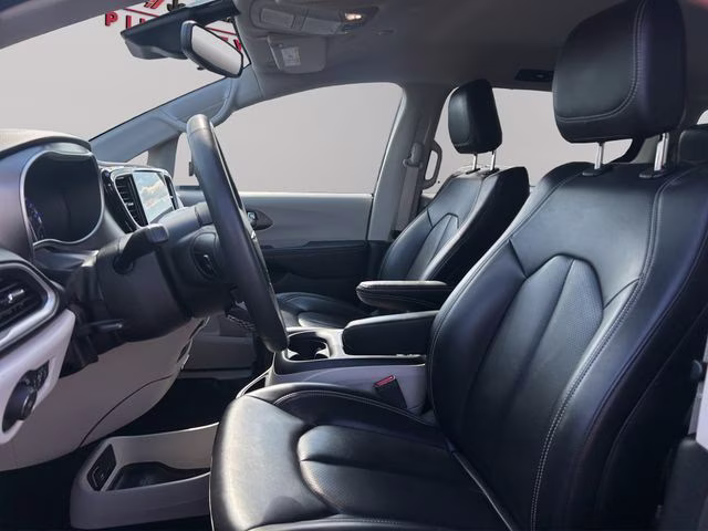 2023 Brilliant Black Crystal Pearlcoat Chrysler Pacifica Touring L FWD Van