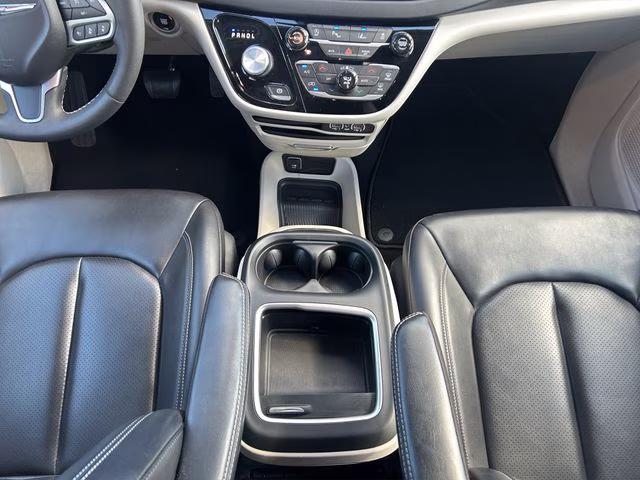 2023 Brilliant Black Crystal Pearlcoat Chrysler Pacifica Touring L FWD Van