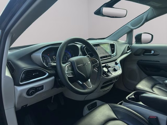 2023 Brilliant Black Crystal Pearlcoat Chrysler Pacifica Touring L FWD Van
