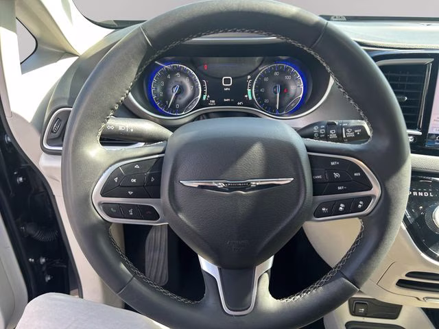 2023 Brilliant Black Crystal Pearlcoat Chrysler Pacifica Touring L FWD Van