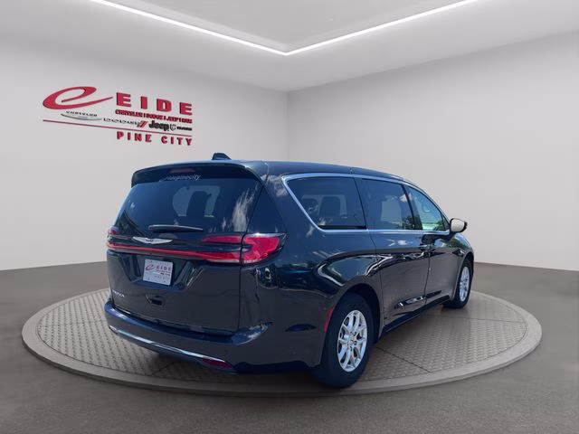 2023 Brilliant Black Crystal Pearlcoat Chrysler Pacifica Touring L FWD Van