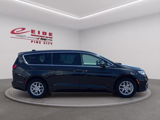 2023 Brilliant Black Crystal Pearlcoat Chrysler Pacifica Touring L FWD Van