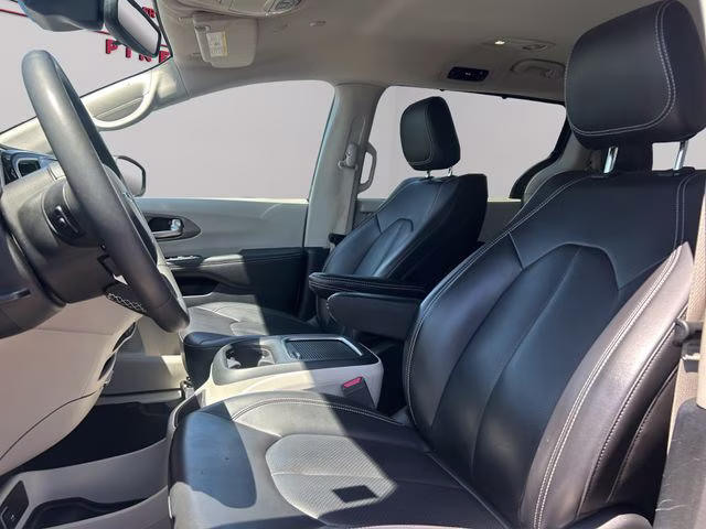 2023 Brilliant Black Crystal Pearlcoat Chrysler Pacifica Touring L FWD Van