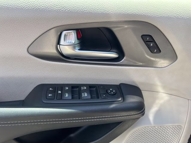 2023 Brilliant Black Crystal Pearlcoat Chrysler Pacifica Touring L FWD Van