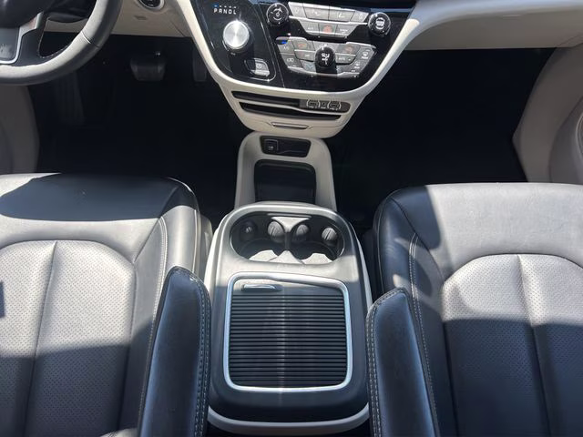 2023 Brilliant Black Crystal Pearlcoat Chrysler Pacifica Touring L FWD Van