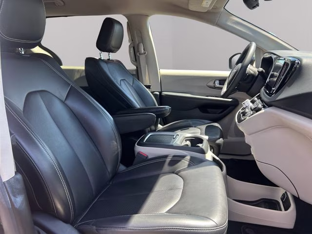 2023 Brilliant Black Crystal Pearlcoat Chrysler Pacifica Touring L FWD Van