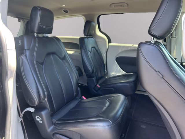 2023 Brilliant Black Crystal Pearlcoat Chrysler Pacifica Touring L FWD Van