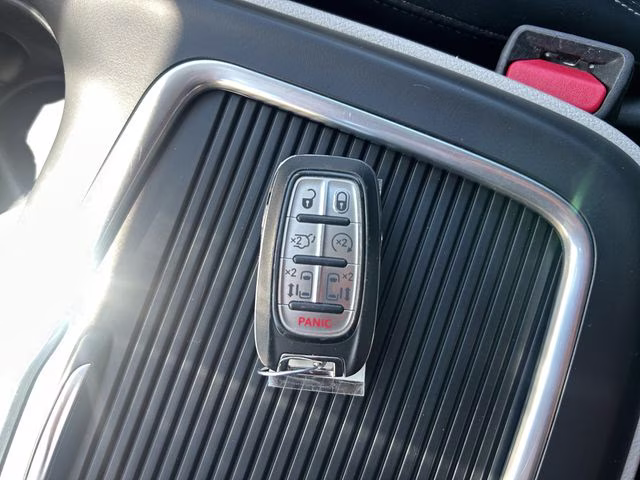 2023 Brilliant Black Crystal Pearlcoat Chrysler Pacifica Touring L FWD Van