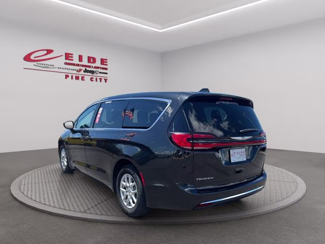 2023 Brilliant Black Crystal Pearlcoat Chrysler Pacifica Touring L FWD Van