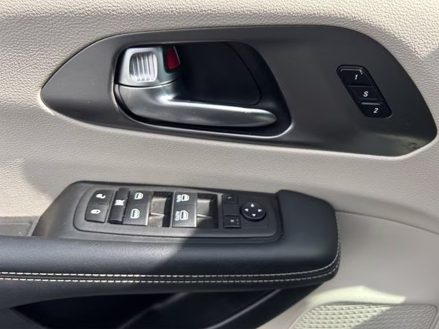 2023 Silver Mist Clearcoat Chrysler Pacifica Touring L FWD Van