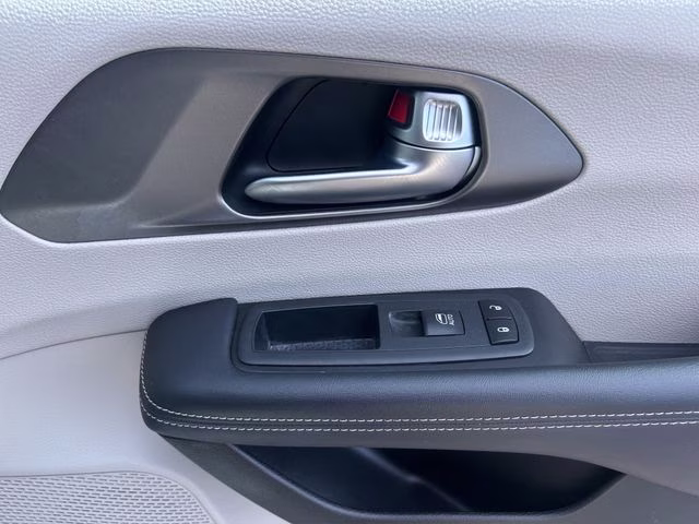 2023 Silver Mist Clearcoat Chrysler Pacifica Touring L FWD Van
