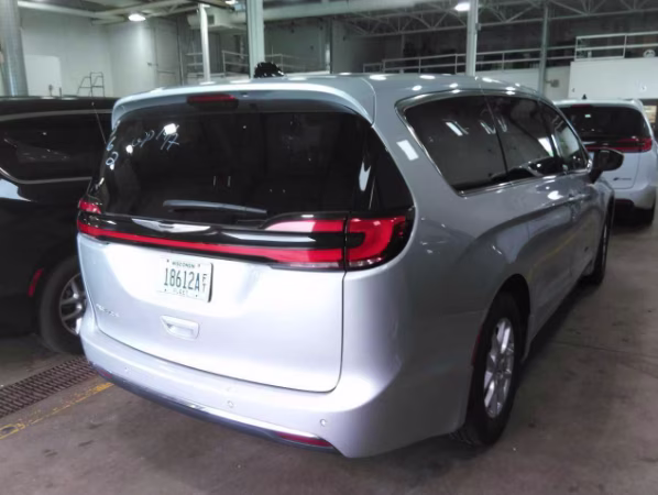 2023 Silver Mist Clearcoat Chrysler Pacifica Touring L FWD Van