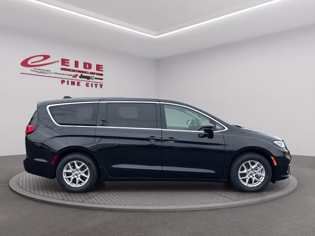 2023 Brilliant Black Crystal Pearlcoat Chrysler Pacifica Touring L FWD Van