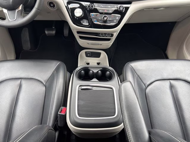 2023 Brilliant Black Crystal Pearlcoat Chrysler Pacifica Touring L FWD Van