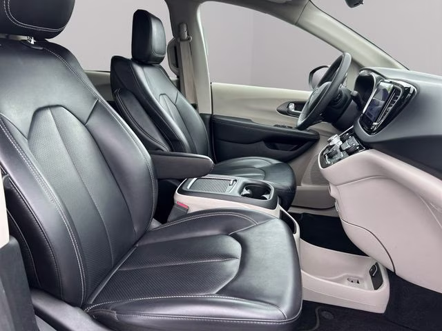 2023 Brilliant Black Crystal Pearlcoat Chrysler Pacifica Touring L FWD Van