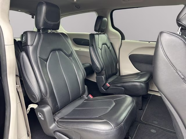 2023 Brilliant Black Crystal Pearlcoat Chrysler Pacifica Touring L FWD Van