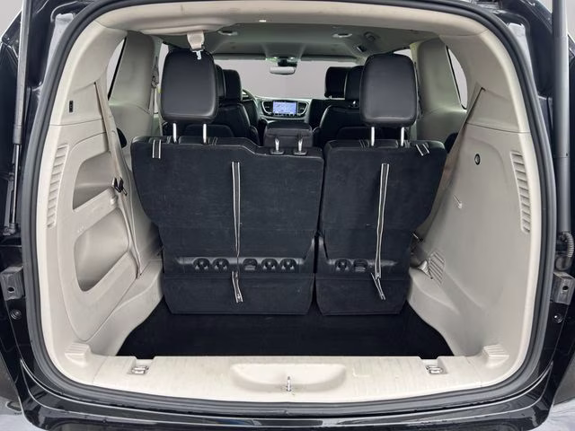 2023 Brilliant Black Crystal Pearlcoat Chrysler Pacifica Touring L FWD Van