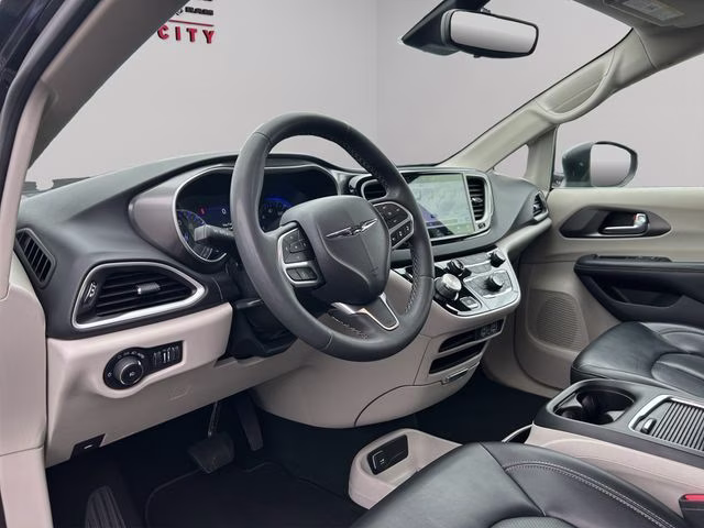 2023 Brilliant Black Crystal Pearlcoat Chrysler Pacifica Touring L FWD Van