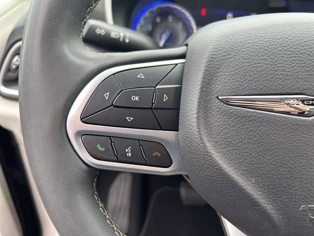 2023 Brilliant Black Crystal Pearlcoat Chrysler Pacifica Touring L FWD Van