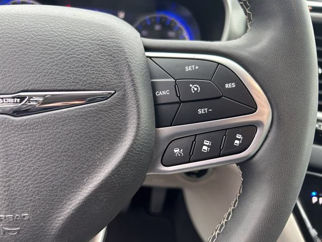 2023 Brilliant Black Crystal Pearlcoat Chrysler Pacifica Touring L FWD Van