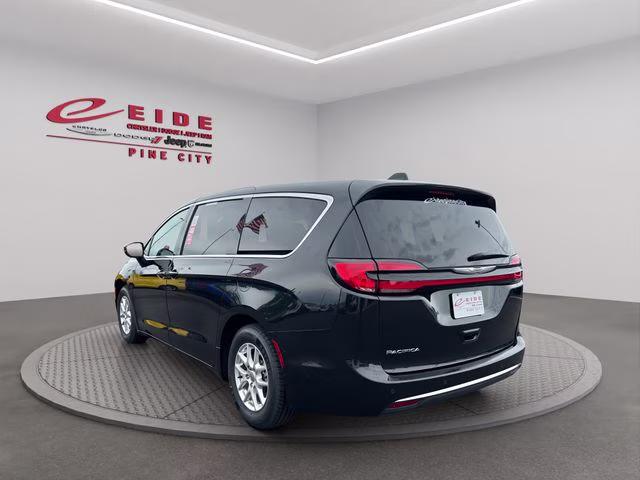 2023 Brilliant Black Crystal Pearlcoat Chrysler Pacifica Touring L FWD Van