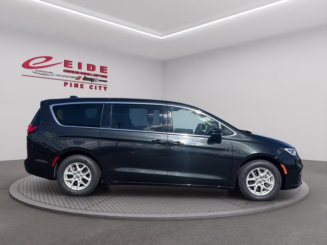 2023 Brilliant Black Crystal Pearlcoat Chrysler Pacifica Touring L FWD Van