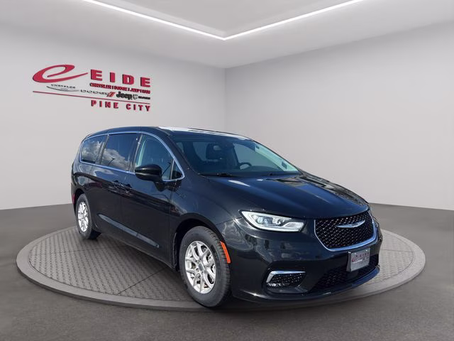 2023 Brilliant Black Crystal Pearlcoat Chrysler Pacifica Touring L FWD Van