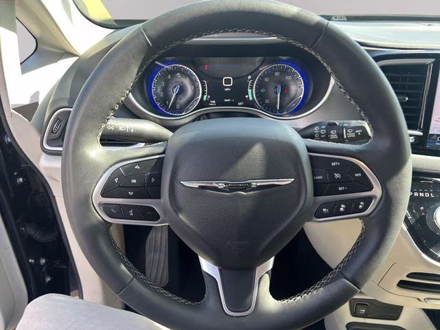 2023 Brilliant Black Crystal Pearlcoat Chrysler Pacifica Touring L FWD Van