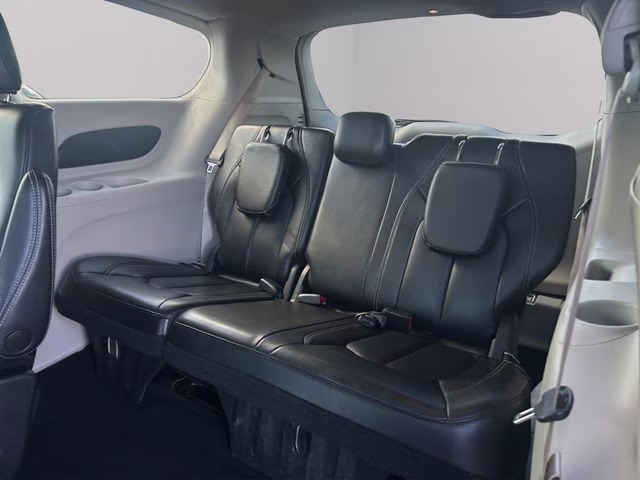 2023 Brilliant Black Crystal Pearlcoat Chrysler Pacifica Touring L FWD Van