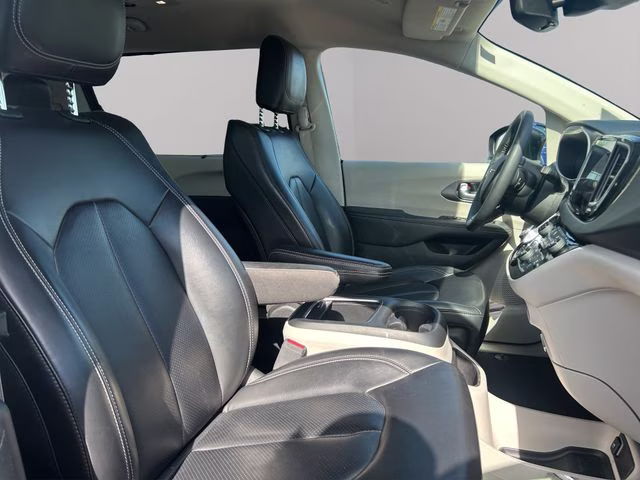 2023 Brilliant Black Crystal Pearlcoat Chrysler Pacifica Touring L FWD Van