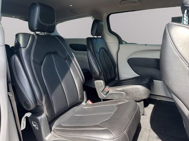 2023 Brilliant Black Crystal Pearlcoat Chrysler Pacifica Touring L FWD Van