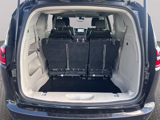 2023 Brilliant Black Crystal Pearlcoat Chrysler Pacifica Touring L FWD Van