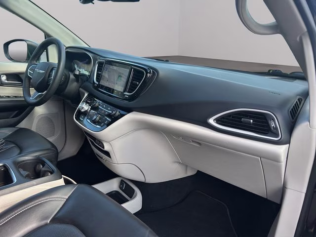 2023 Brilliant Black Crystal Pearlcoat Chrysler Pacifica Touring L FWD Van