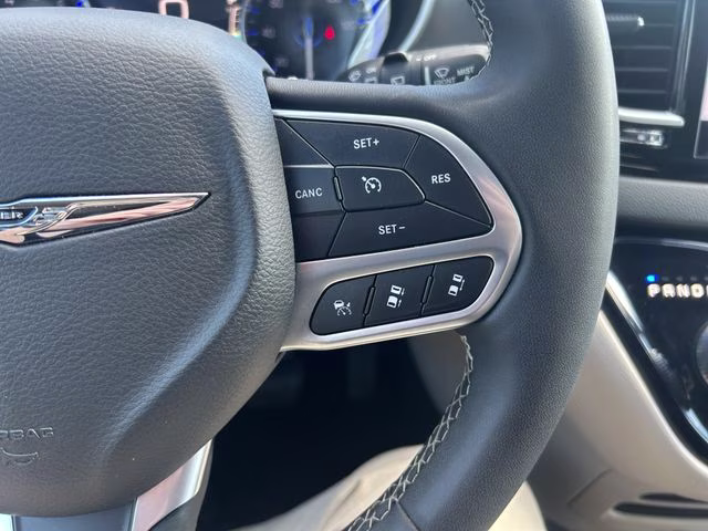 2023 Brilliant Black Crystal Pearlcoat Chrysler Pacifica Touring L FWD Van