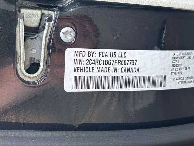 2023 Brilliant Black Crystal Pearlcoat Chrysler Pacifica Touring L FWD Van