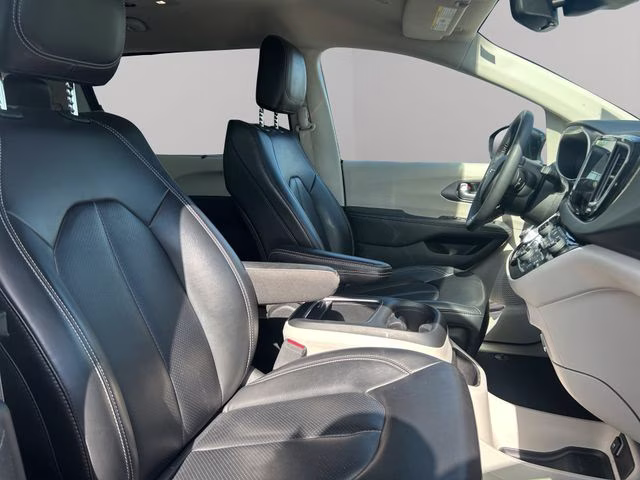 2023 Brilliant Black Crystal Pearlcoat Chrysler Pacifica Touring L FWD Van