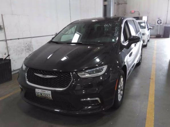 2023 Brilliant Black Crystal Pearlcoat Chrysler Pacifica Touring L FWD Van