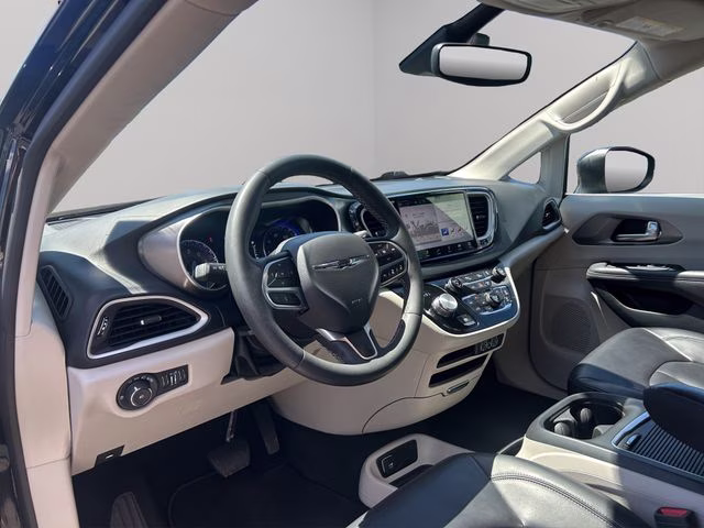 2023 Brilliant Black Crystal Pearlcoat Chrysler Pacifica Touring L FWD Van