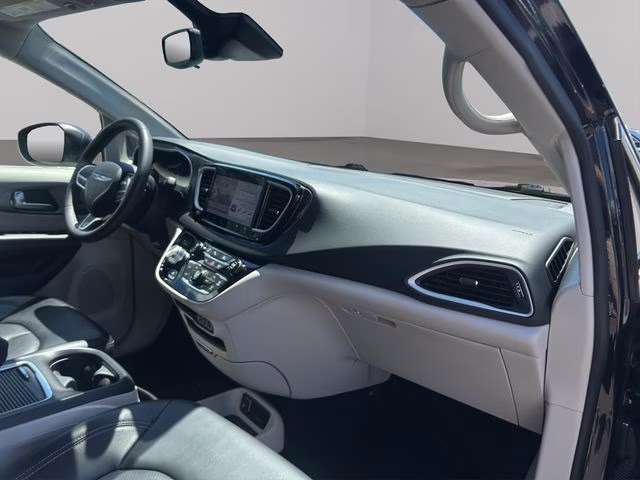 2023 Brilliant Black Crystal Pearlcoat Chrysler Pacifica Touring L FWD Van