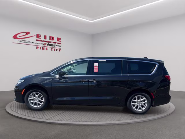 2023 Brilliant Black Crystal Pearlcoat Chrysler Pacifica Touring L FWD Van