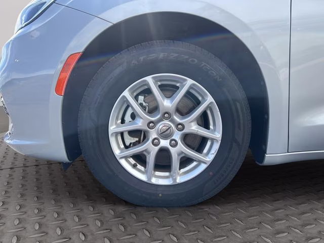 2023 Silver Mist Clearcoat Chrysler Pacifica Touring L FWD Van