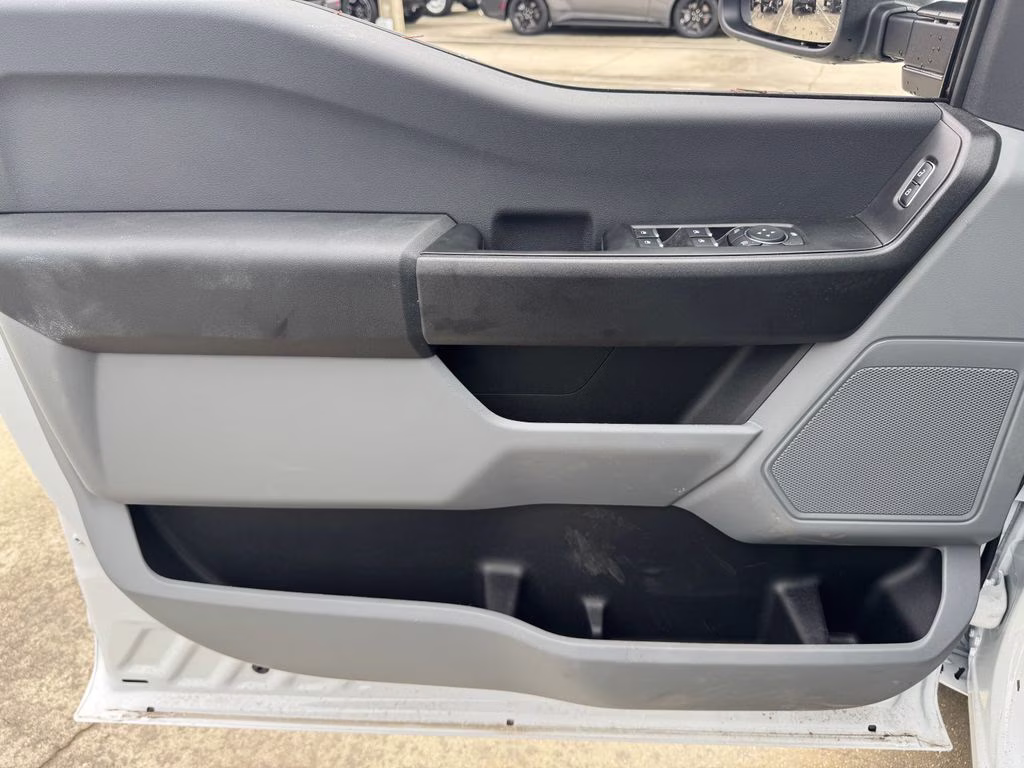 2026 Oxford White Ford Super Duty F-350 DRW XL RWD Chassis