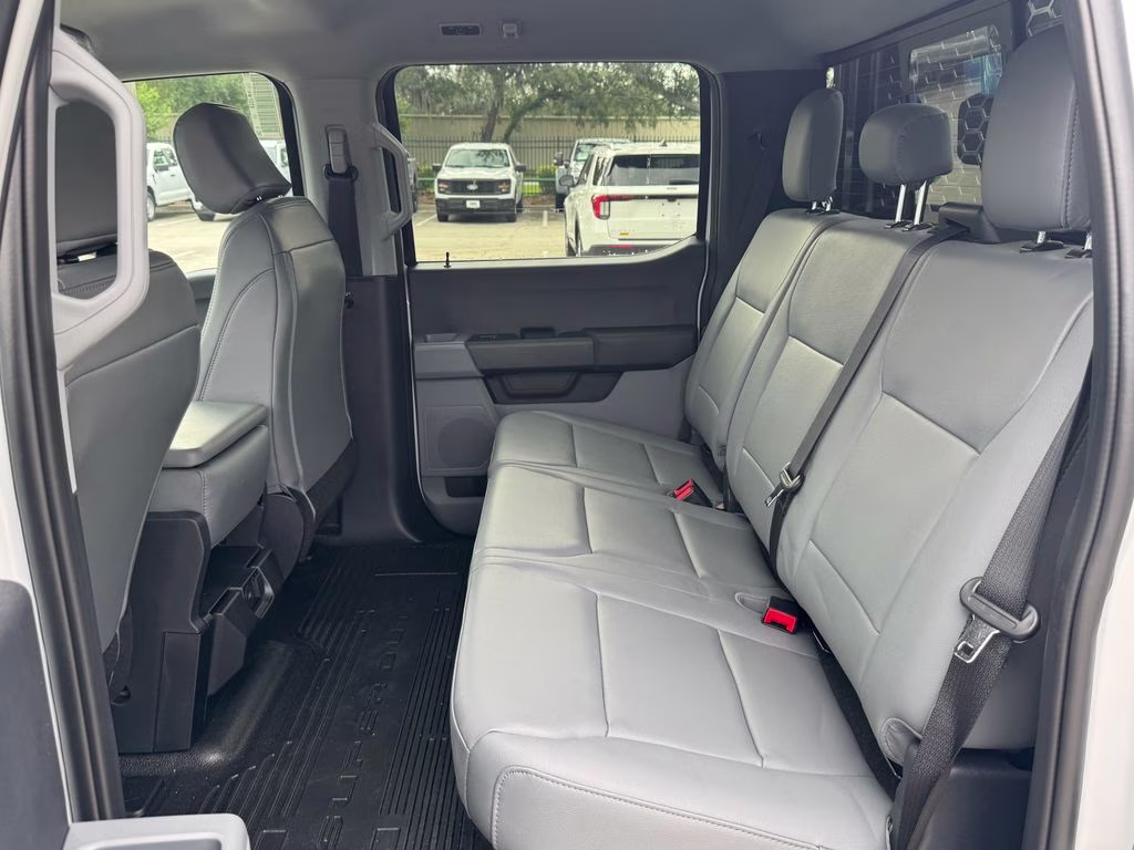 2026 Oxford White Ford Super Duty F-350 DRW XL RWD Chassis
