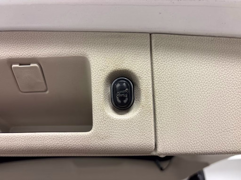 2018 Crystal White Tricoat Cadillac Escalade ESV Premium 4X4 SUV