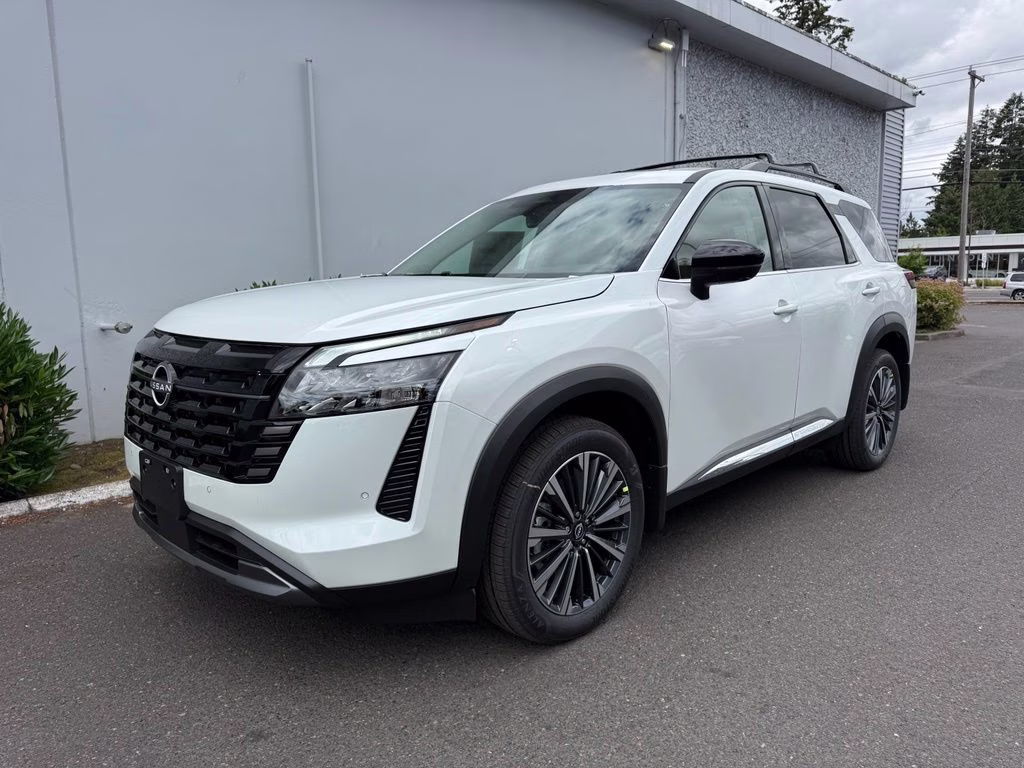 2026 Everest White Pearl/Black Nissan Pathfinder Platinum 4X4 SUV