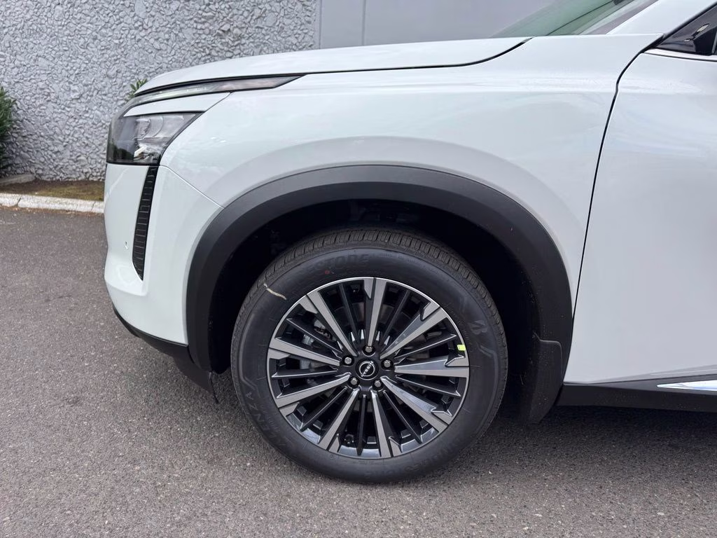 2026 Everest White Pearl/Black Nissan Pathfinder Platinum 4X4 SUV