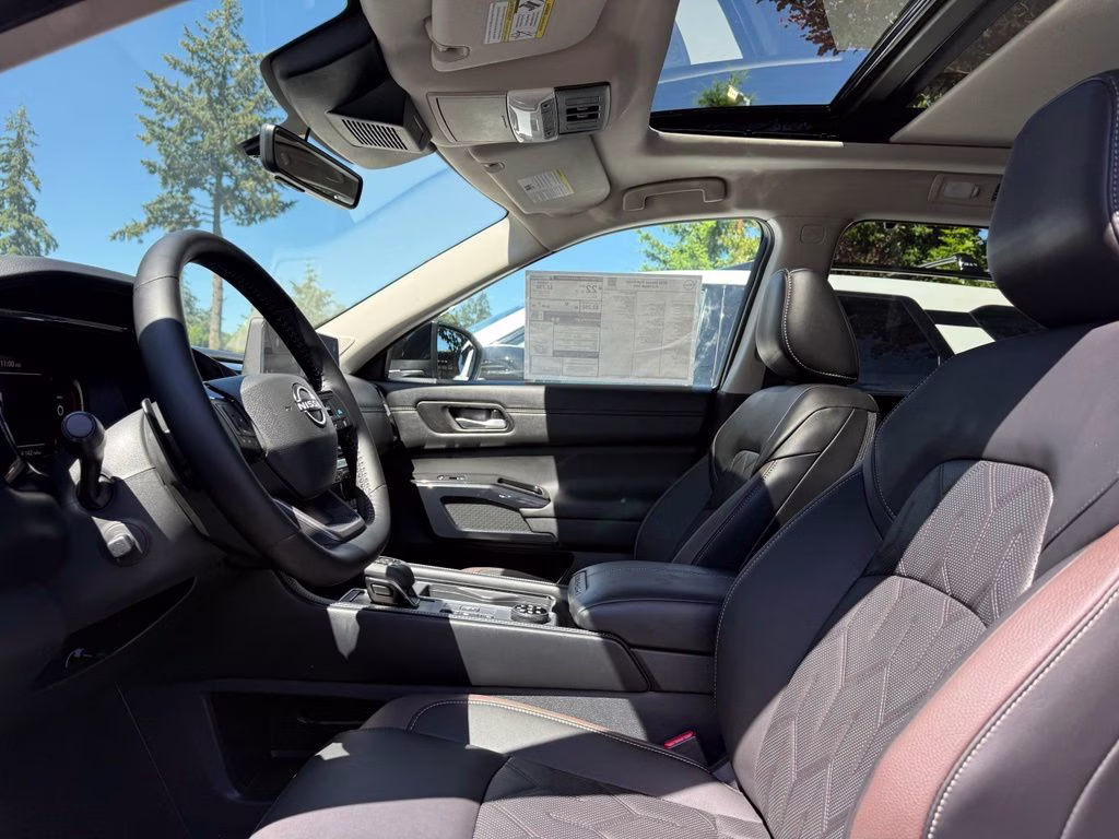 2026 Everest White Pearl/Black Nissan Pathfinder Platinum 4X4 SUV