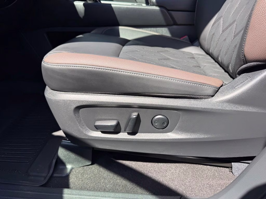 2026 Everest White Pearl/Black Nissan Pathfinder Platinum 4X4 SUV