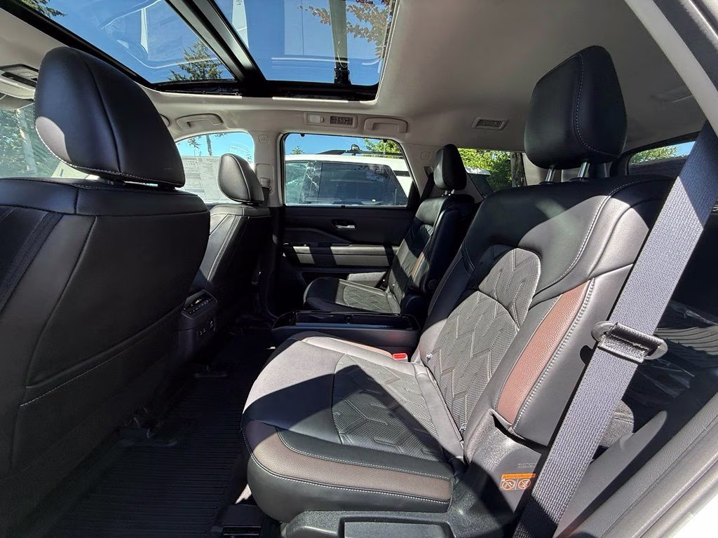 2026 Everest White Pearl/Black Nissan Pathfinder Platinum 4X4 SUV