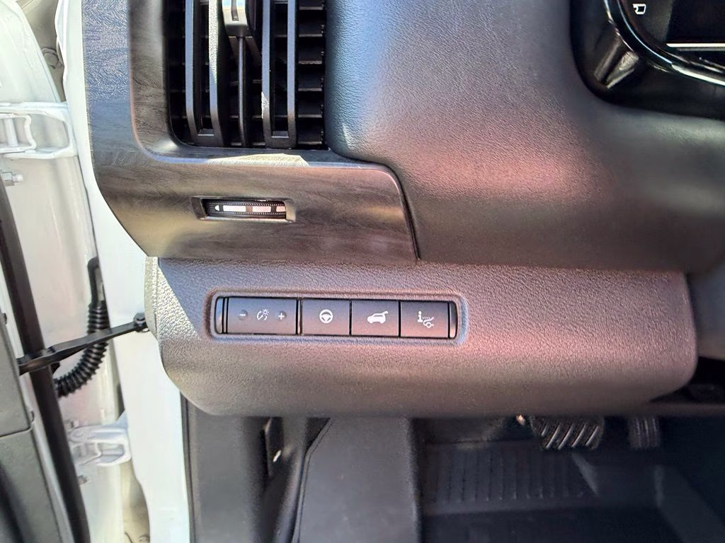 2026 Everest White Pearl/Black Nissan Pathfinder Platinum 4X4 SUV